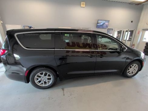 Used 2025 Chrysler Pacifica Select FWD image 6