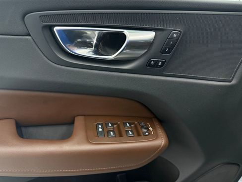 Used 2023 Volvo XC60 B5 Plus image 12