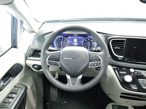 Certified 2023 Chrysler Pacifica Touring-L FWD image 26