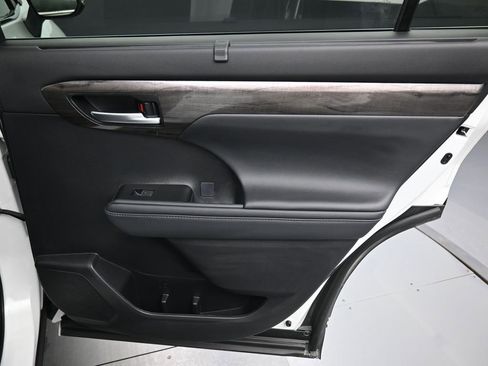 Used 2025 Toyota Highlander Platinum image 37
