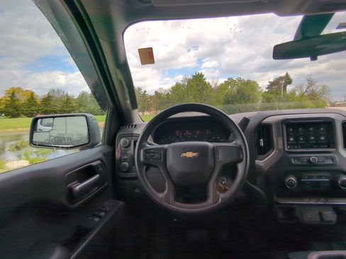 Used 2019 Chevrolet Silverado 1500 Custom w/ Custom Value Package AWD/4WD image 14