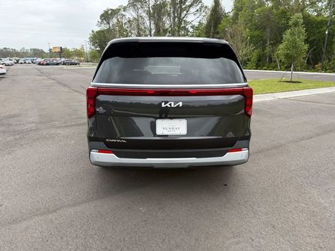 Used 2025 Kia Carnival FWD image 4