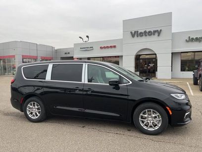 New 2026 Chrysler Pacifica Select