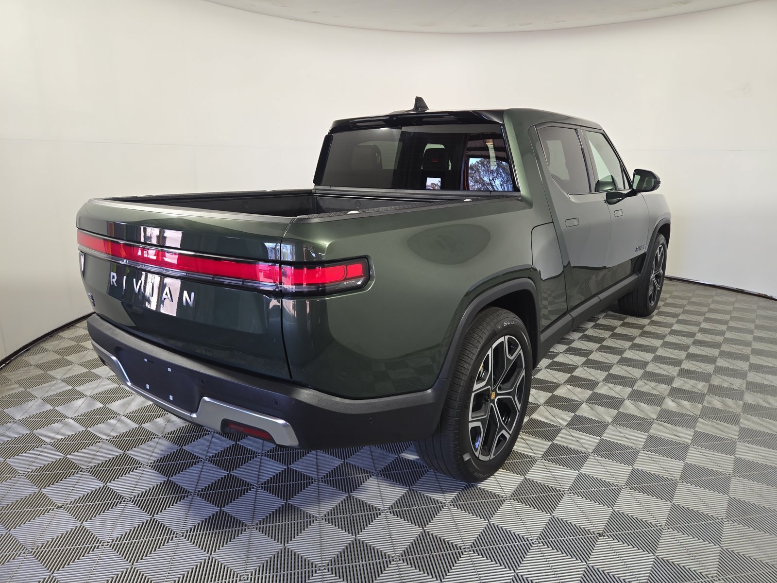 Used 2025 Rivian R1T Adventure Dual AWD/4WD image 5
