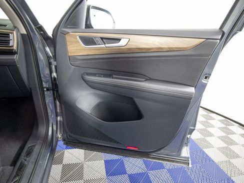 Used 2025 Volkswagen Atlas SE image 13