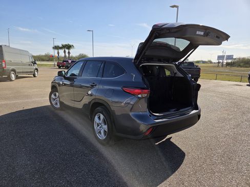Used 2023 Toyota Highlander LE FWD image 23