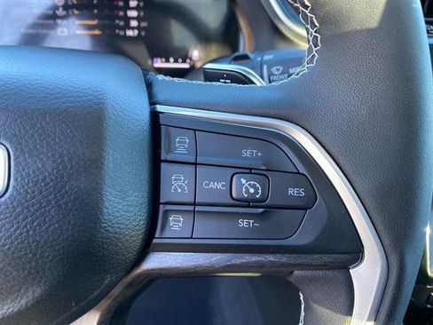 Used 2024 Jeep Grand Cherokee Limited image 19