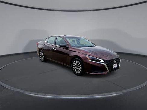 Used 2024 Nissan Altima 2.5 SV FWD image 2