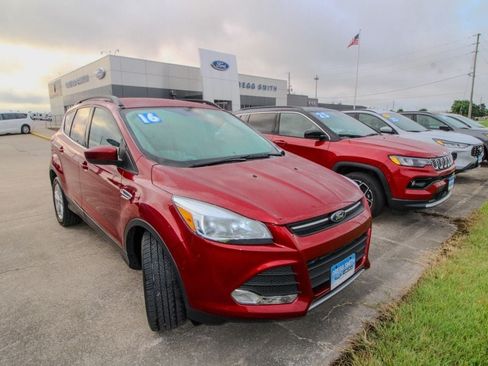 Used 2016 Ford Escape SE w/ SE Leather Comfort Package AWD/4WD image 2