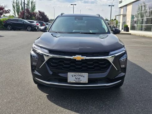 Used 2025 Chevrolet Trax LT w/ LT Convenience Package FWD image 3