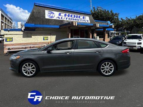 Used 2017 Ford Fusion SE w/ Fusion SE Technology Package FWD image 3