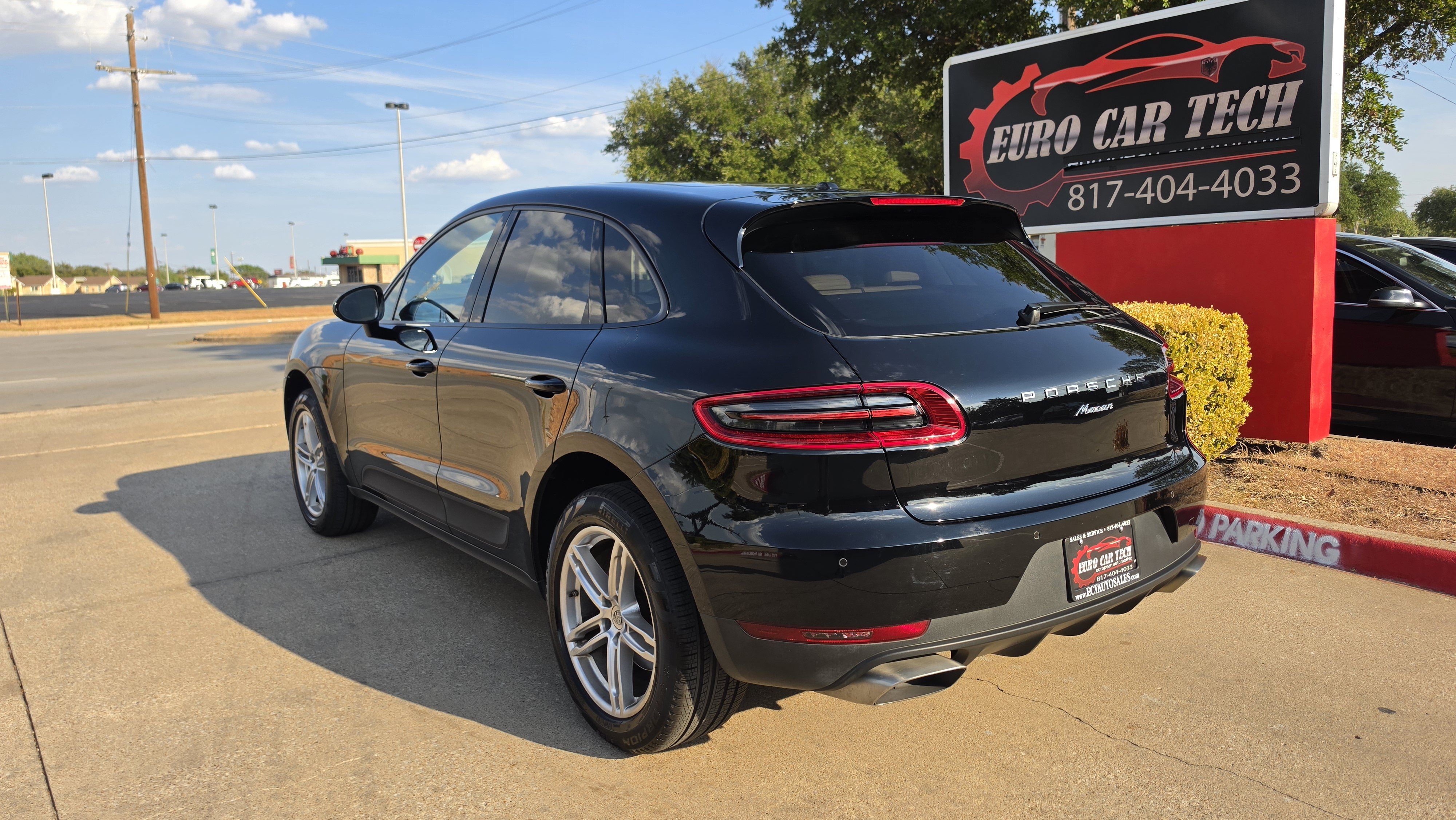 Used 2018 Porsche Macan AWD/4WD image 3
