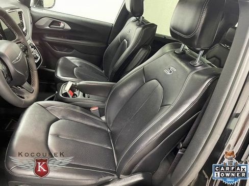 Used 2024 Chrysler Pacifica Touring-L w/ Uconnect Theater Family Group AWD/4WD image 13