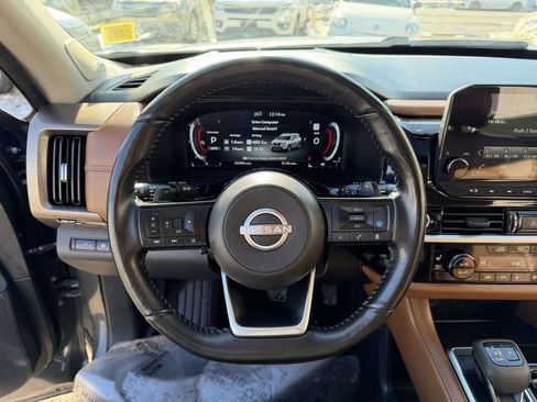 Used 2024 Nissan Pathfinder Platinum image 32