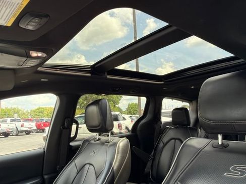 Used 2025 Chrysler Pacifica Limited FWD image 27