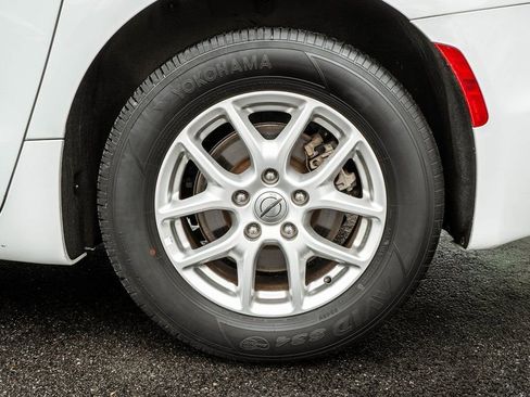 Used 2023 Chrysler Pacifica Touring-L FWD image 40