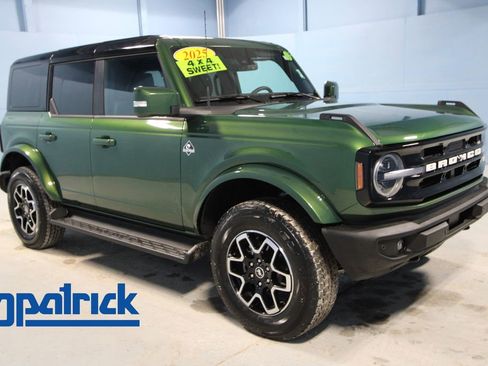 Used 2025 Ford Bronco Outer Banks AWD/4WD image 1