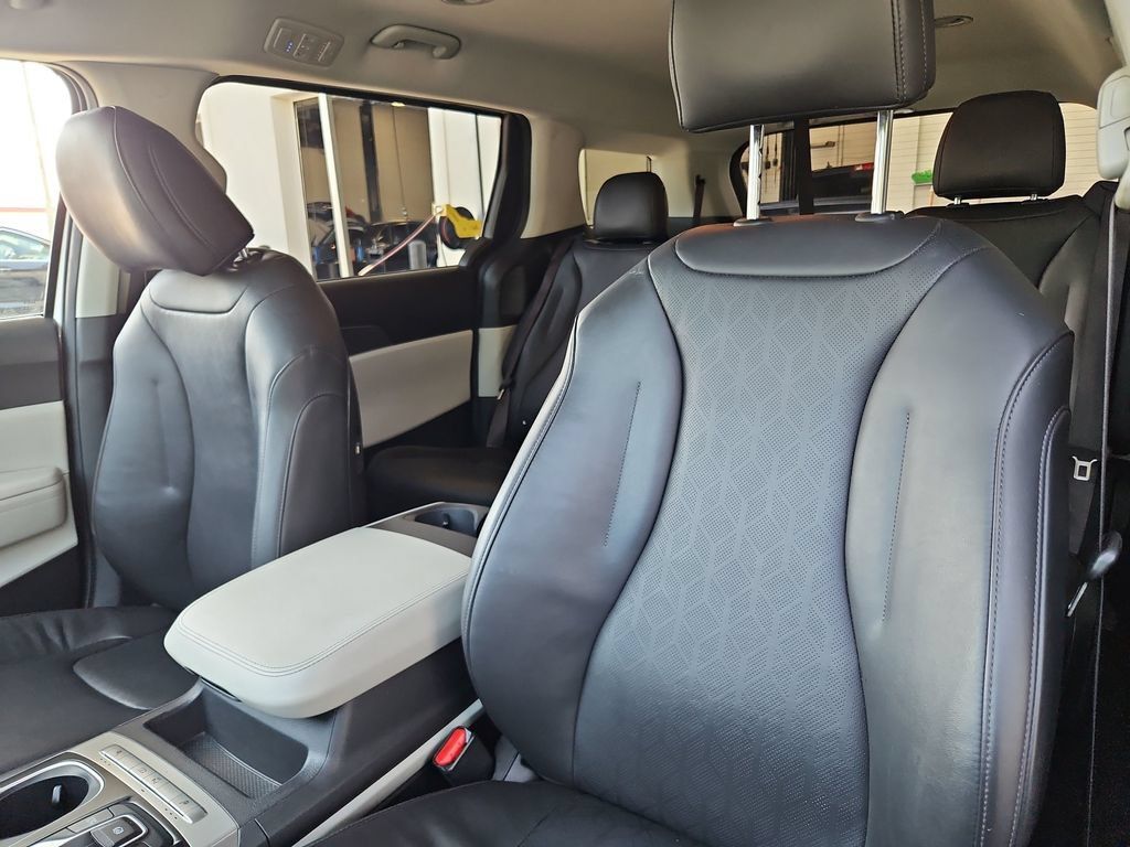 Used 2024 Kia Carnival LX FWD image 24