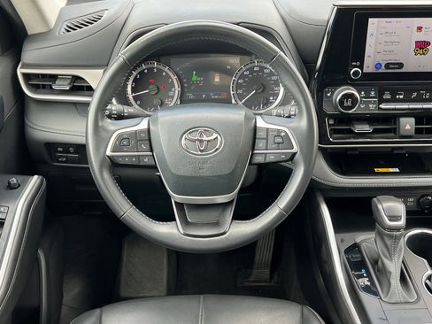 Used 2024 Toyota Highlander XLE image 16