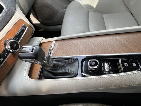 Used 2021 Volvo XC90 T6 Momentum image 29