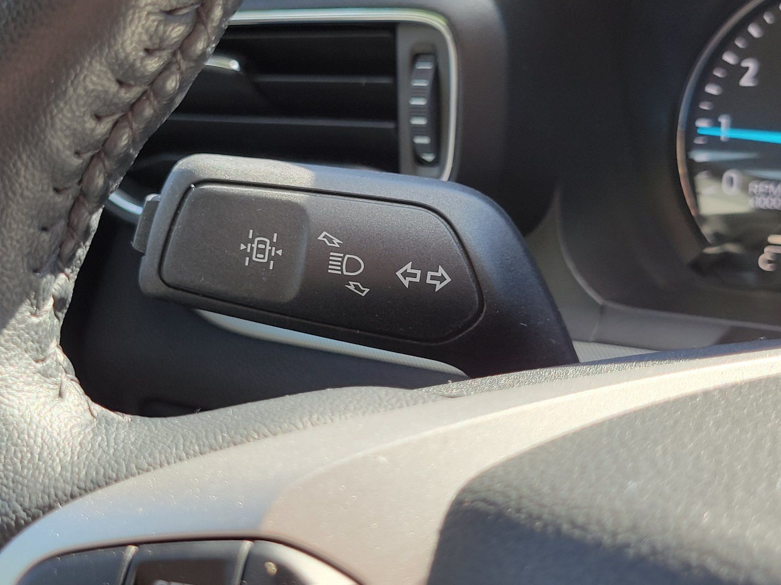 Used 2023 Ford Explorer XLT w/ Equipment Group 202A AWD/4WD image 17