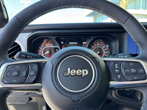 Used 2025 Jeep Wrangler Unlimited Sahara AWD/4WD image 28