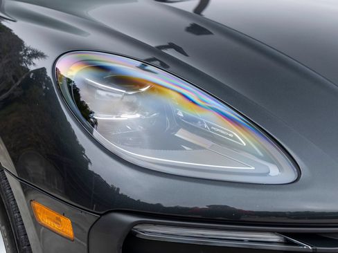Certified 2023 Porsche Macan AWD/4WD image 15