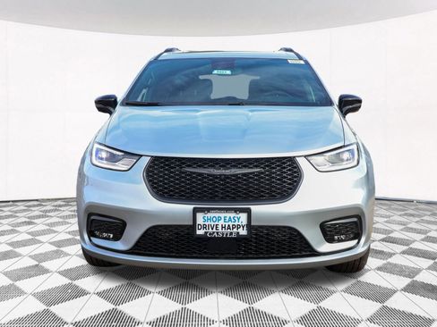 New 2026 Chrysler Pacifica Limited image 11