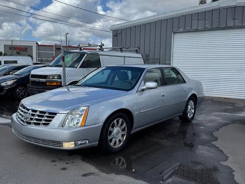 Used 2009 Cadillac DTS image 2