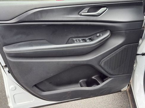 Used 2023 Jeep Grand Cherokee L Laredo image 8