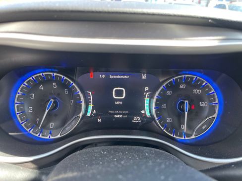 Used 2023 Chrysler Pacifica Touring-L FWD image 6