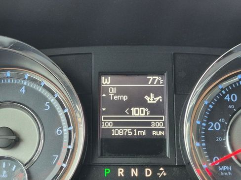 Used 2014 Chrysler Town & Country Touring FWD image 7