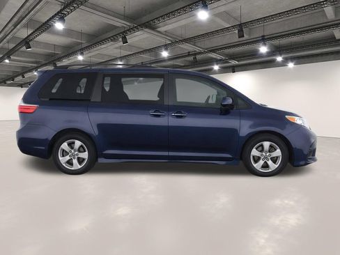Used 2020 Toyota Sienna LE w/ LE Preferred Package FWD image 8