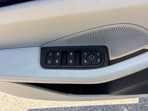 Used 2025 Porsche Macan 4 Electric AWD/4WD image 19
