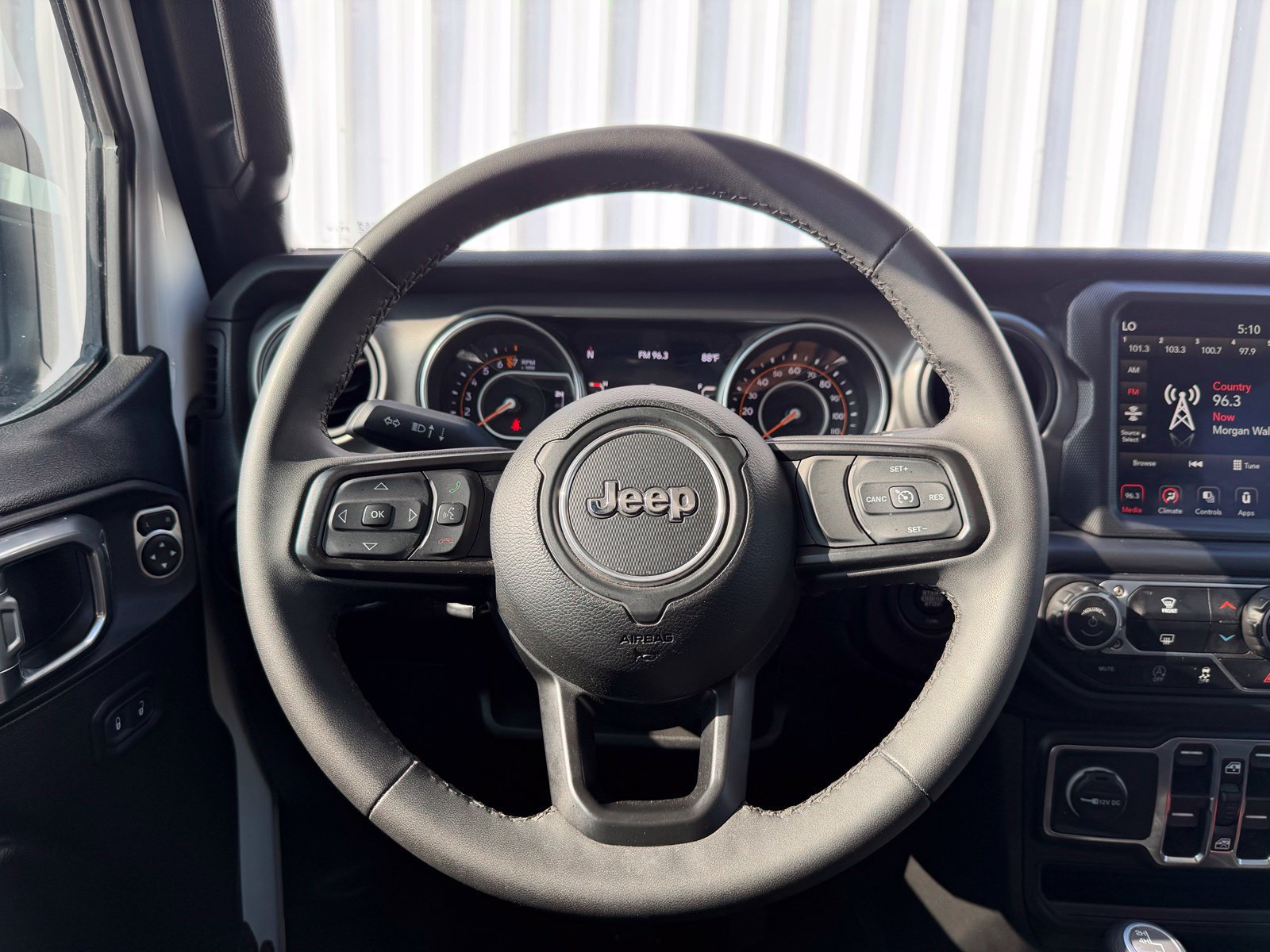 Used 2023 Jeep Gladiator Sport AWD/4WD image 14