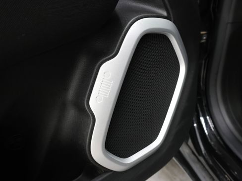 Used 2019 Jeep Renegade Latitude AWD/4WD image 39