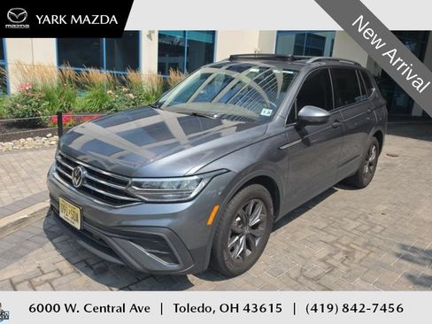 Used 2023 Volkswagen Tiguan SE w/ Panoramic Sunroof Package FWD image 1
