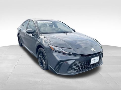 Used 2025 Toyota Camry SE AWD/4WD image 2