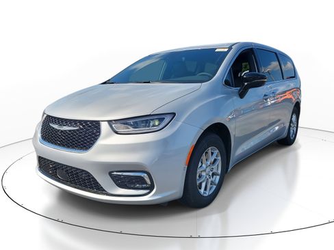 New 2026 Chrysler Pacifica Select image 4