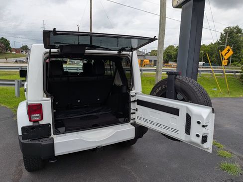 Used 2016 Jeep Wrangler Unlimited Sahara w/ Connectivity Group AWD/4WD image 11