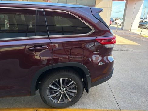 Used 2018 Toyota Highlander SE image 3