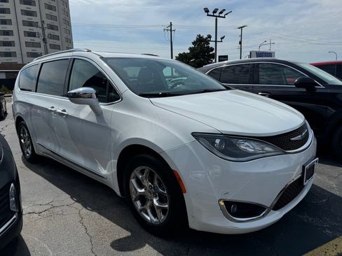 Used 2018 Chrysler Pacifica Limited FWD image 1