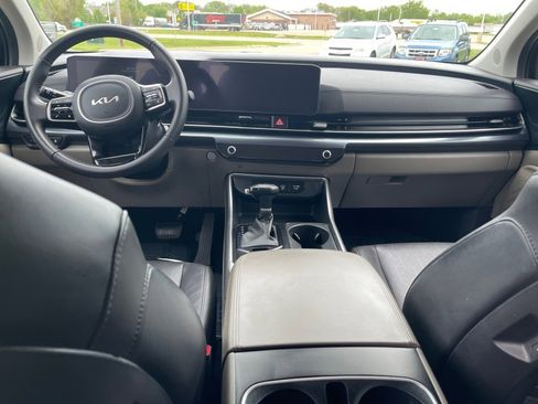 Used 2025 Kia Carnival FWD image 12
