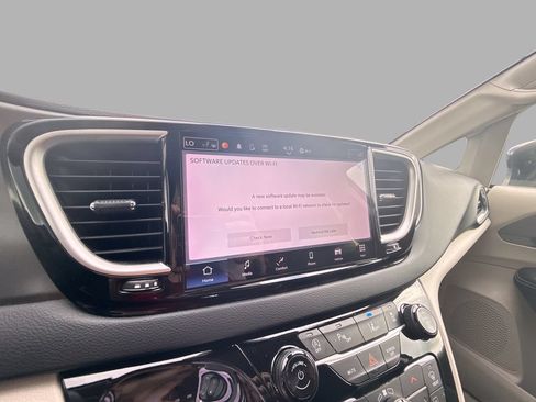Used 2023 Chrysler Pacifica Touring-L FWD image 23