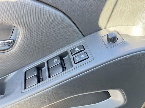 Used 2024 Nissan Frontier SL image 12