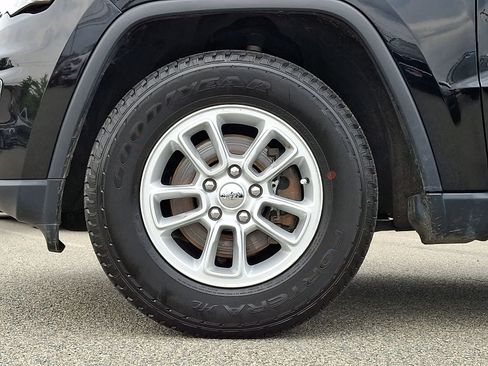 Used 2019 Jeep Grand Cherokee Laredo AWD/4WD image 9