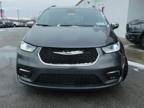 Used 2023 Chrysler Pacifica Limited image 3