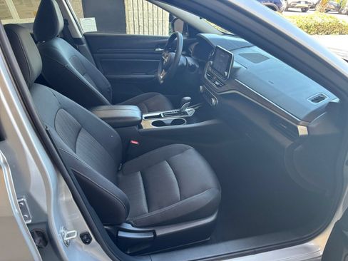 Used 2024 Nissan Altima 2.5 SV FWD image 37