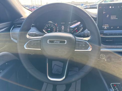 Used 2023 Jeep Compass Latitude image 17