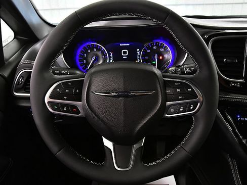 Used 2026 Chrysler Pacifica Limited FWD image 17
